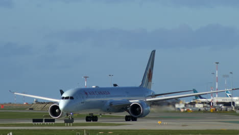 Un-Avión-De-Pasajeros-De-Fuselaje-Ancho-De-Air-Canada-En-El-Aeropuerto-De-Vancouver