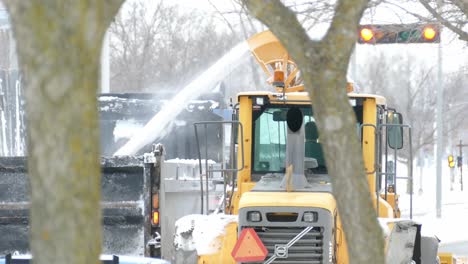 Schneeschleuder,-Die-Schnee-In-Den-LKW-Sprüht,-Schnee-Von-Der-Straße-Räumt