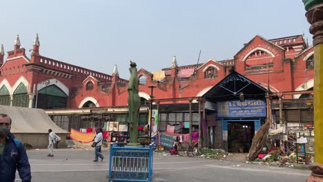 Toma-En-Cámara-Lenta-De-La-Puerta-Del-Nuevo-Mercado-Hogg,-Que-Es-La-Entrada-Para-La-Gente-Que-Está-Muy-Ocupada-Durante-La-época-Navideña-En-Kolkata