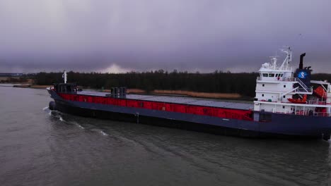 Vista-Aérea-Del-Carguero-Ameland-A-Lo-Largo-De-Oude-Maas-En-Un-Sombrío-Día-Nublado-En-Zwijndrecht