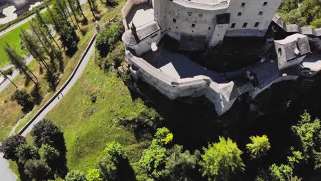 Antena:-Castillo-Medieval-De-Tarasp-Desde-El-Aire-Plano-Cenital-3