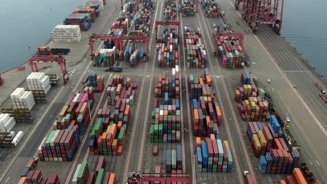 Muelle-Sur-Del-Callao-Containerhafen-Von-Oben-Mit-Lieferwagen-In-Lima,-Peru