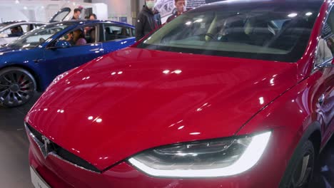 Se-Ve-Un-Automóvil-Tesla-Con-El-Faro-Encendido-En-El-Stand-De-Tesla-Motors-De-Automóviles-De-La-Compañía-Estadounidense-Durante-La-Exposición-Internacional-Del-Automóvil-Que-Muestra-Automóviles-Eléctricos-Ev-En-Hong-Kong