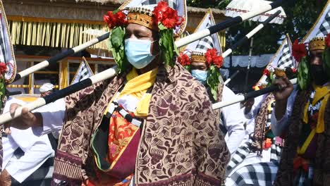 Männliche-Tänzer-Während-Der-Balinesischen-Hindu-einäscherungszeremonie-Der-Familie-Von-Puri-Sanur-In-Denpasar,-Bali,-Indonesien-Am-8.-Oktober-2021