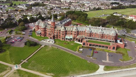 Vista-Aérea-De-Slieve-Donard-Resort-And-Spa-En-Newcastle-En-Un-Día-Soleado,-Condado-De-Down,-Irlanda-Del-Norte