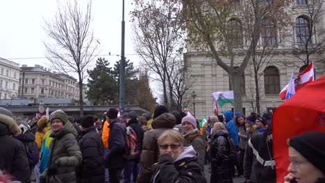 Anti-Impfer-Marschieren-Während-Der-Proteste-Durch-Die-Straßen-Von-Wien,-Österreich
