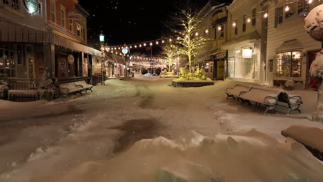Schnee-Fällt-Nachts-Im-Weihnachtsdorf