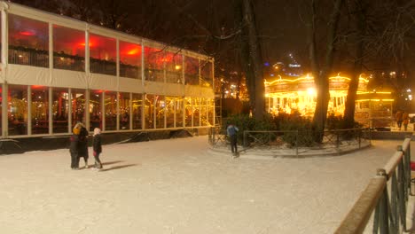 Leute,-Die-Spaß-Beim-Eislaufen-Auf-Der-Eisbahn-Während-Der-Weihnachtsferien-In-Einer-Kalten-Nacht-In-Oslo,-Norwegen-Haben