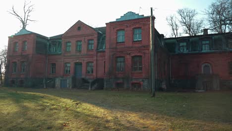 Antigua-Casa-De-Ladrillo-Rojo,-Señorío-Katvari-En-Letonia