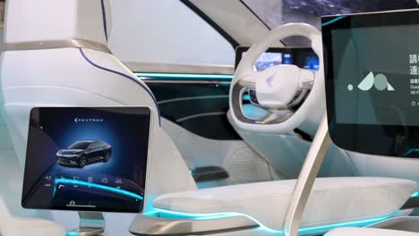 Touchscreen-Unterhaltungssysteme-Sind-Während-Der-International-Motor-Expo-In-Hongkong-Im-Innenraum-Eines-Luxuriösen-High-End-Autos-Zu-Sehen