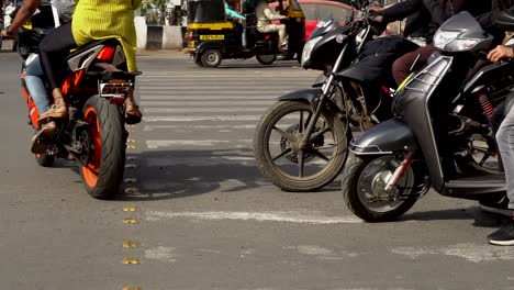 Mumbai-traffic-signal-and-vehicles-bikes