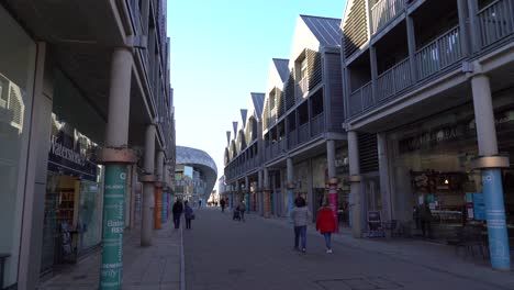 People-enjoy-shopping-along-the-Ark-shopping-centre-in-Bury-St-Edmunds,-UK