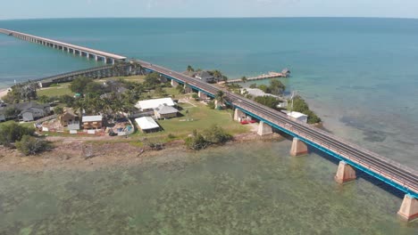 Seven-Mile-Bridge-Florida-Keys-Taube-Alt-Neu-Tropisches-Urlaubsziel-Blaues-Wasser-Golf-Von-Mexiko-Tourismus-Luftdrohne
