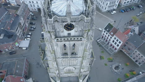 Cerrar-El-Reloj-Y-El-Campanario,-La-Basílica-De-Nuestra-Señora-En-La-Antena-De-Tongeren