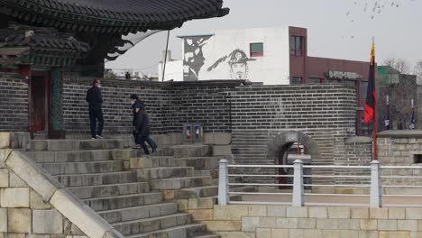 Koreaner-In-Schutzmasken-Betreten-Den-Holzpavillon-Des-Janganmun-nordtors-Der-Hwaseong-festung