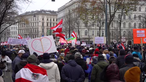 Impfgegner-Marschieren-Während-Der-Corona-Proteste-Durch-Die-Straßen-Von-Wien,-Österreich