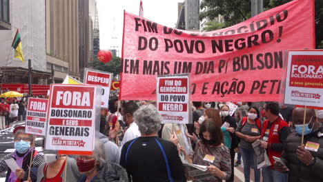 Banderas,-Pancartas-Y-Personas-Se-Agolpan-En-La-Conciencia-Negra,-Protestan-Contra-El-Racismo,-Las-Medidas-Covid-Y-El-Presidente-Bolsonaro,-Cierran,-Cámara-Lenta