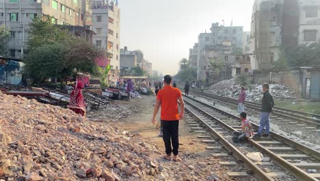 Gruppe-Lokaler-Jugendlicher,-Die-Cricket-Neben-Bahngleisen-In-Dhaka-Spielen