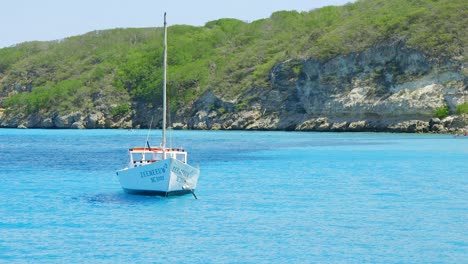 Fishing-boat-anchored-in-the-beautiful-blue-waters-of-Boka-Sami-on-the-Caribbean-island-of-Curacao