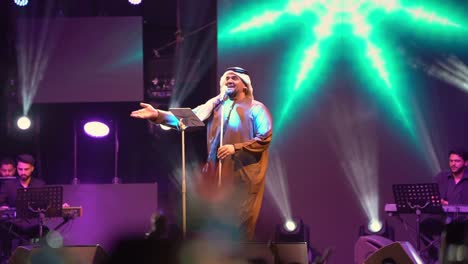 Hussain-Al-Jassmi-Actuando,-Cantando-En-El-Escenario-Durante-La-Víspera-De-Año-Nuevo-En-Abu-Dhabi