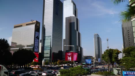 Lapso-De-Tiempo-De-Tráfico-Y-Peatones-Cerca-De-Wtc-Seúl,-Corea-Del-Sur-Cerca-Del-Centro-Comercial-Coex-Y-La-Estación-Samseong,-El-Gran-Hotel-Intercontinental-Parnas-Y-La-Torre-Comercial---Lanzamiento