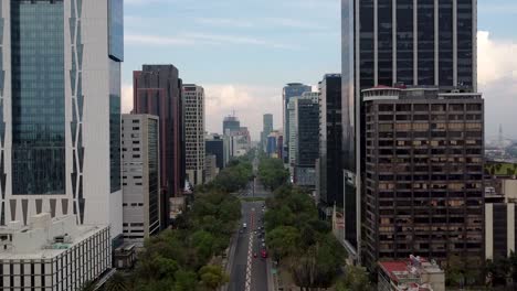 Vista-Aérea-A-Lo-Largo-Del-Paseo-De-La-Reforma-Con-Rascacielos-Y-La-Rotonda-De-La-Palma,-Ciudad-De-México