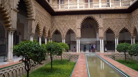 Pan-De-Derecha-A-Izquierda-Dentro-Del-Alcázar-De-Sevilla,-España-Con-Poca-Gente