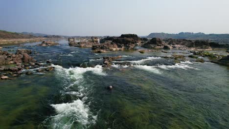 Toma-Panorámica-Izquierda-Aérea-De-La-Corriente-De-Agua-Del-Río-Narmada-En-Vadodara