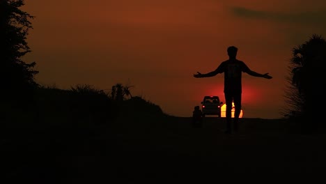 Rückansicht-Des-Mannes,-Der-Während-Des-Sonnenuntergangs-In-Der-Indischen-Stadt-Diu-Auf-Der-Straße-Geht