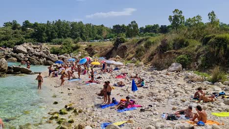 Tourismus-Am-Felsenstrand-Cala-Mazzo-Di-Sciacca-In-Der-Nähe-Von-Scopello,-Sizilien-In-Italien