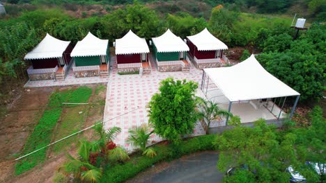 Casas-De-Vacaciones-Con-Techo-Blanco-Estilo-Tienda-De-Campaña-En-Vadodara,-India