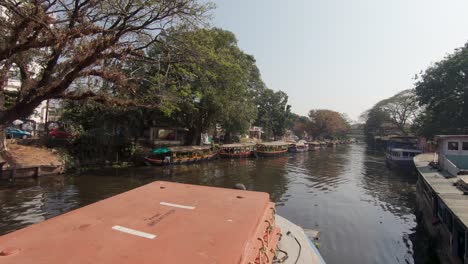 Barco-Turístico-Moviéndose-A-Lo-Largo-Del-Canal-Navegable-De-Alappuzha-O-Alleppey-En-India