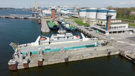 El-Nombre-Del-Ferry-Klaipeda,-Sin-Pasajeros-Ni-Automóviles,-Amarrado-En-Los-Muelles-Del-Puerto