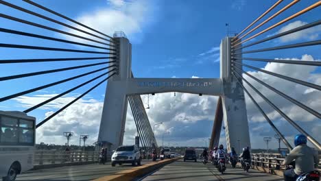 Sicht-Des-Autofahrers-Auf-Die-Marcelo-Fernan-Brücke-Bei-Der-Einfahrt-Von-Mandaue-City