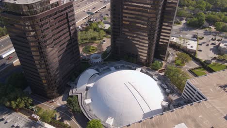 Vista-Aérea-Con-Vistas-Al-Teatro-Arena,-En-El-Soleado-Houston,-Ee.uu.---Inclinación,-Disparo-De-Drones