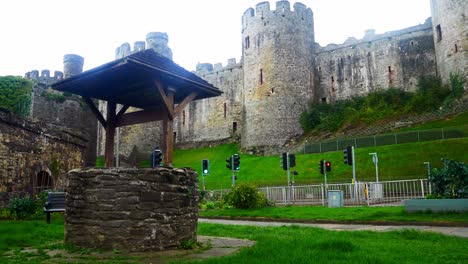 Stone-Wishing-Well-Conwy-Community-Kräutergarten-Gegenüber-Der-Burgfestung-Mauern-Welsh-Town-Road