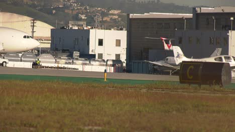 Aviones-En-Tierra-En-El-Aeropuerto-Internacional