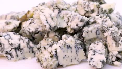 Gorgonzola-Käse-In-Kleine-Stücke-Geschnitten