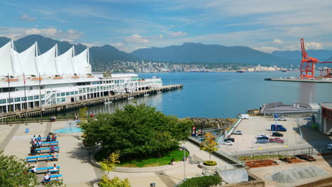 People-Hangout-At-Coal-Harbourview-Photography-Stand-Park-Overlooking-Canada-Place-And-Burrard-Inlet-In-Vancouver,-BC,-Canada