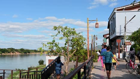 Ein-Junge-Ruft-Seinen-Geschwistern-Zu,-Ihnen-Zu-Folgen,-Wenn-Sie-Durch-Die-Walking-Street,-Chiang-Khan,-Loei-In-Thailand-Gehen