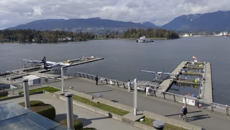 Centro-De-Vuelo-Del-Puerto-De-Vancouver-En-La-Entrada-De-Burrard-Con-Gasolinera-Chevron-En-La-Distancia