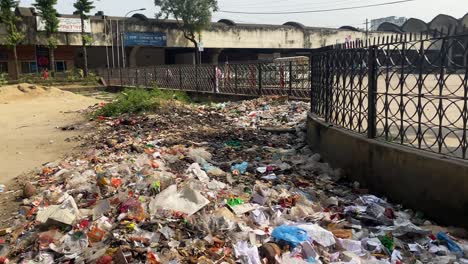 La-Cámara-Se-Enfoca-En-El-Vertedero-De-Un-Edificio-Donde-Se-Vierte-Una-Gran-Cantidad-De-Plástico-Y-Otros-Desechos-Contaminantes