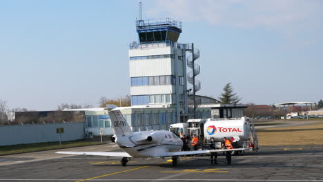 Avión-Privado-Repostando-En-El-Aeropuerto.