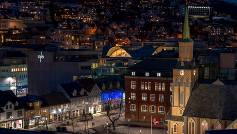 Lapso-De-Tiempo-De-La-Ciudad-De-Tromso-En-La-Noche-Con-Mucha-Actividad-Y-Movimiento