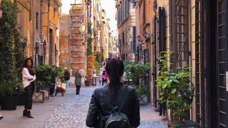 Toma-En-Cámara-Lenta-De-Un-Turista-Caminando-Entre-Las-Antiguas-Calles-Históricas-De-Roma-Durante-La-Luz-Del-Sol