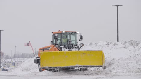 Schneepflug-Traktor,-Der-Während-Des-Blizzard-Schneesturms-Dicken-Schnee-Von-Der-Stadtstraße-Entfernt