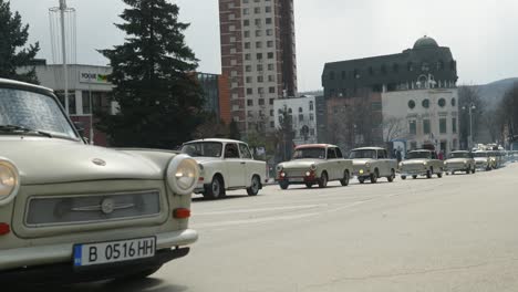 Convoy-De-Coches-Clásicos-Retro-Trabant-De-Europa-Del-Este-Conducen-Por-Las-Calles-De-La-Ciudad-En-Veliko-Tarnovo