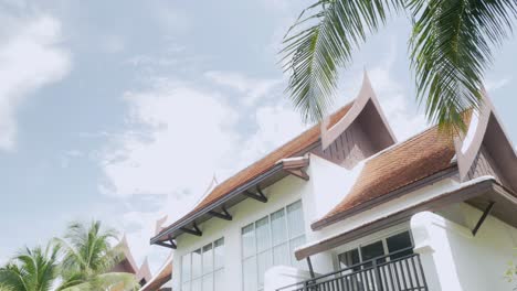 Blick-Auf-Das-Gebäude-Im-Thailändischen-Stil-Im-Jw-Marriott-Khaolak-Resort-And-Spa-In-Der-Sommerferienzeit