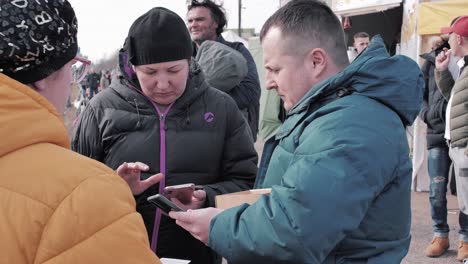 Refugiados-De-Ucrania-Registran-Tarjetas-De-Llamadas-Sim-Gratis