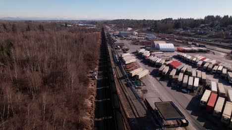 Frachtzug,-Der-Auf-Der-Eisenbahn-Neben-Dem-Versandterminal-Von-Vancouver-In-Kanada-Läuft